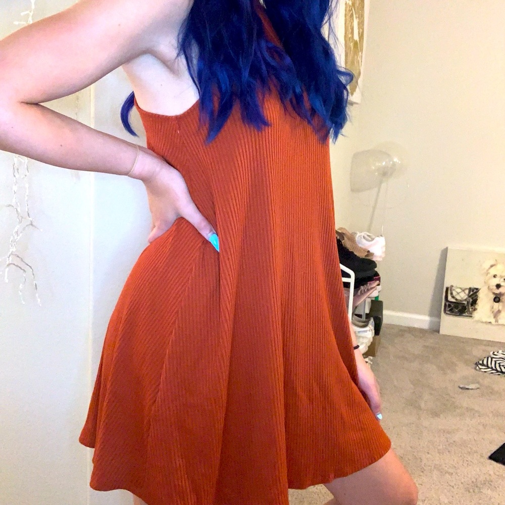 Cute orange dress.